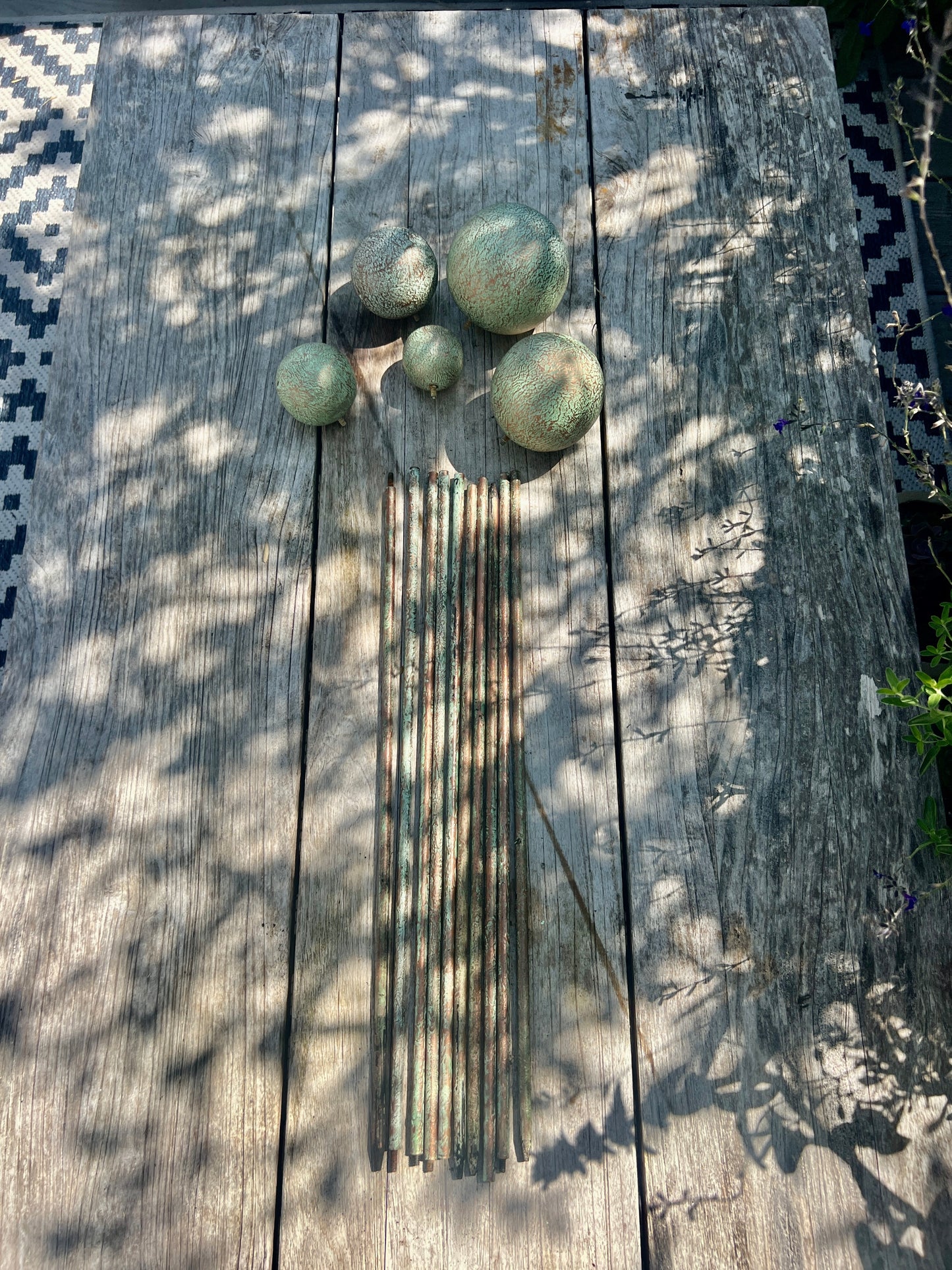 VERDIGRIS BALL SCULPTURES SET5 ON RUSTED STEM