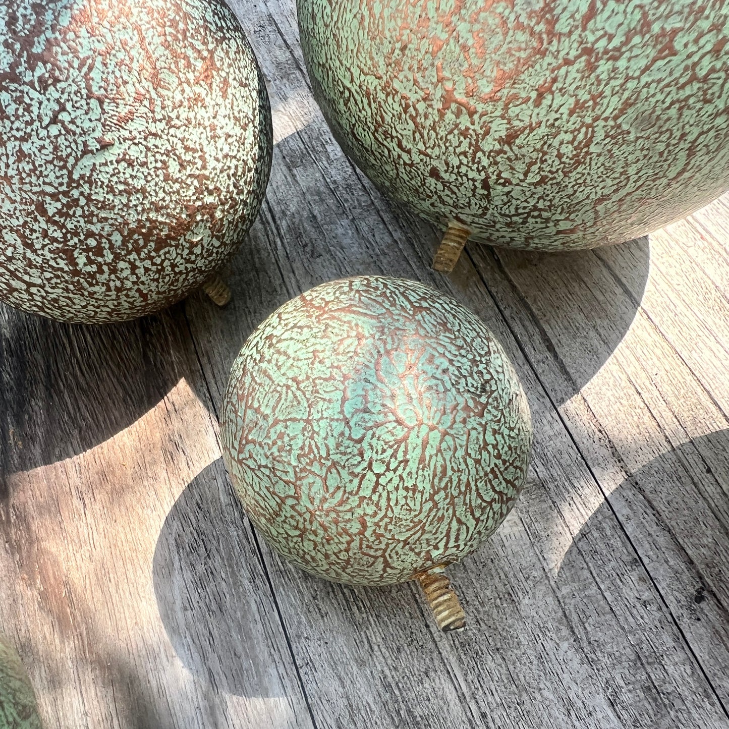VERDIGRIS BALL SCULPTURES SET5 ON RUSTED STEM